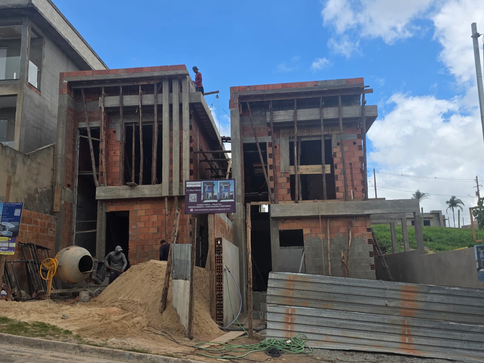 Sobrados residenciais em construção