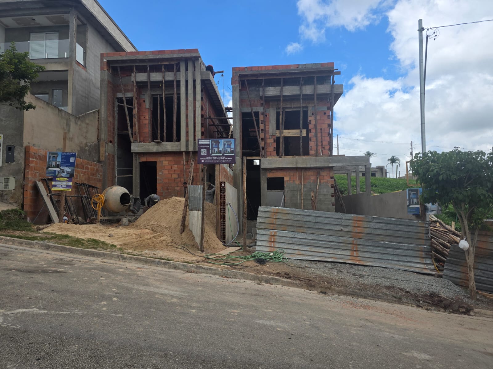 Sobrados em construção — vista da rua