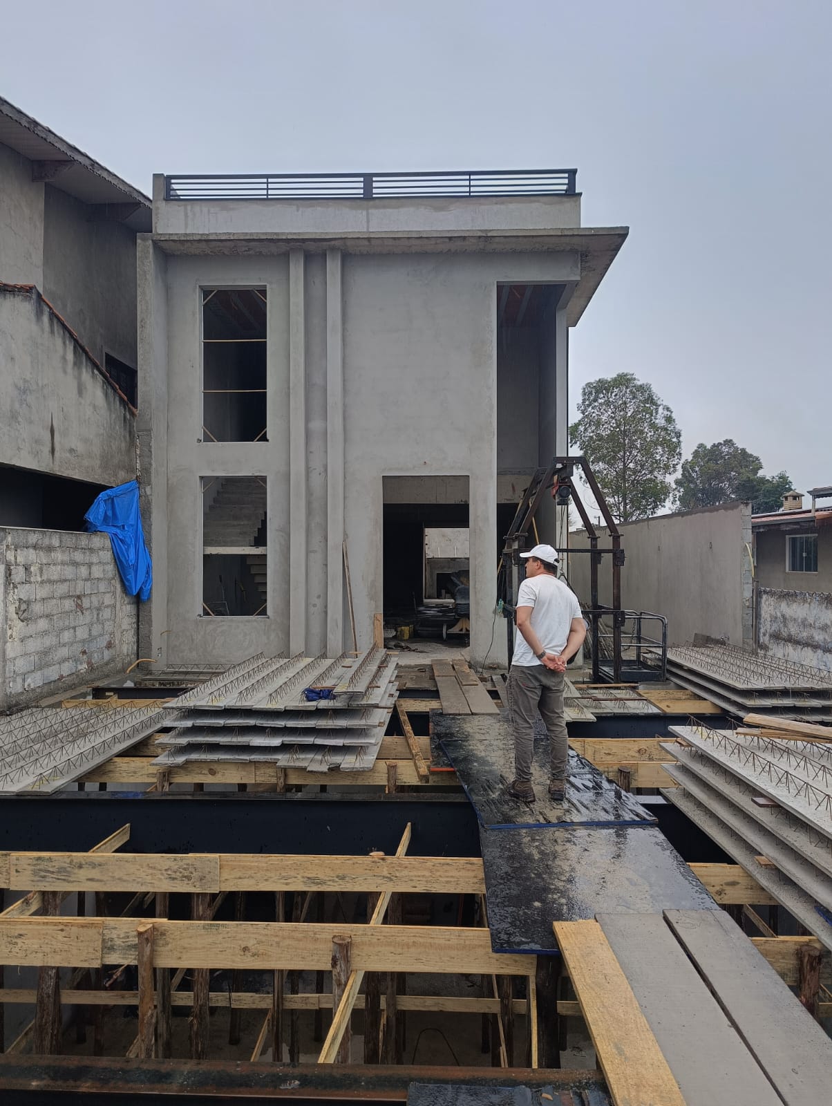 Engenheiro Antonio Caetano em acompanhamento de obra